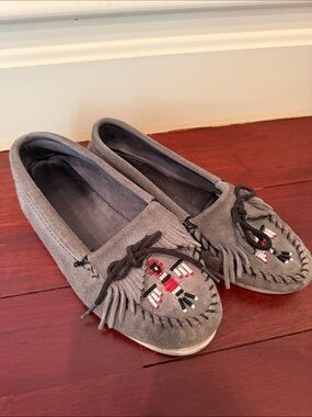 Minnetonka Kids Gray Beaded Fringe Moccasins
